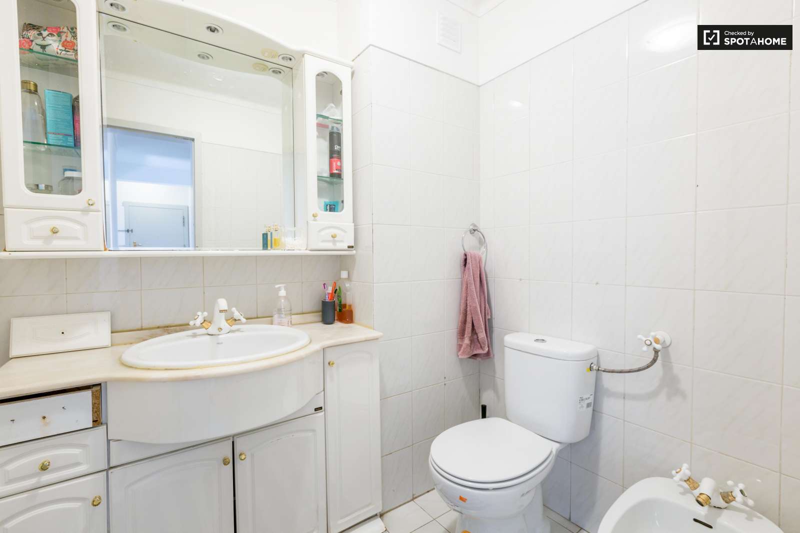 Single Bed in Rooms and beds to rent in 4-bedroom apartment near Bela Vista Park in Marvila