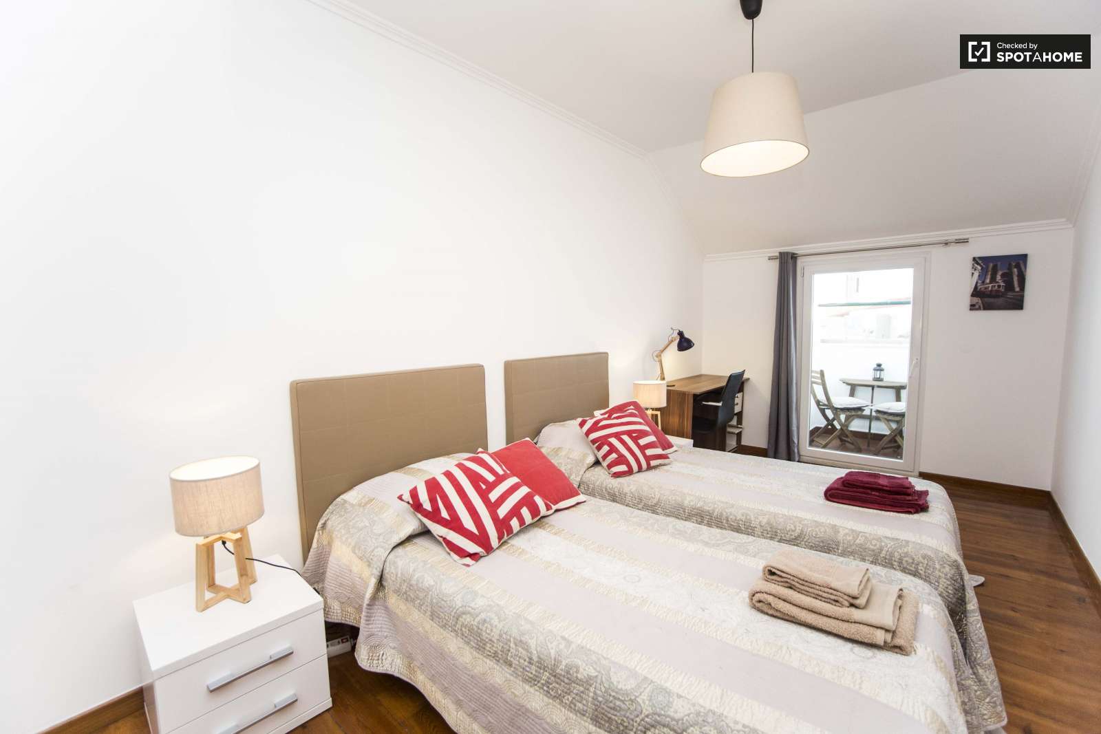 Habitación compartida por 4 personas con 3 camas.