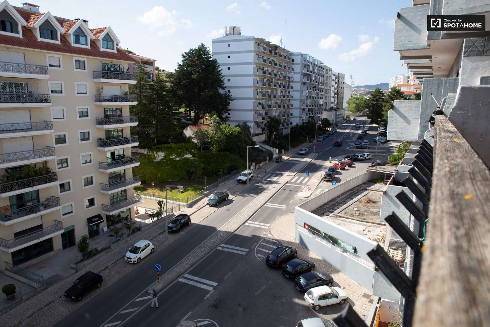 Colourful studio apartment for rent in Estoril