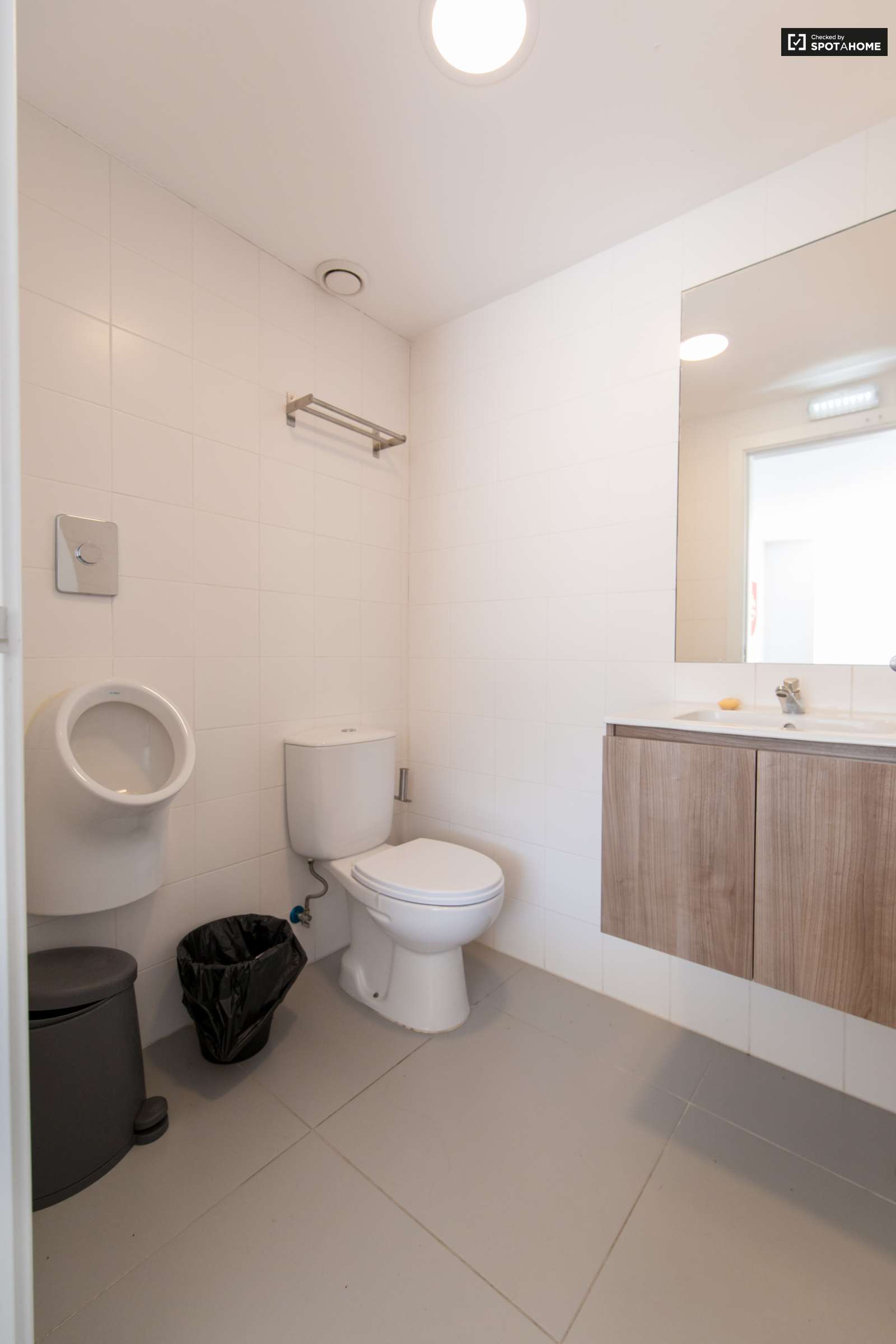 Double bed in En-suite rooms for rent in large residence in Alvalade