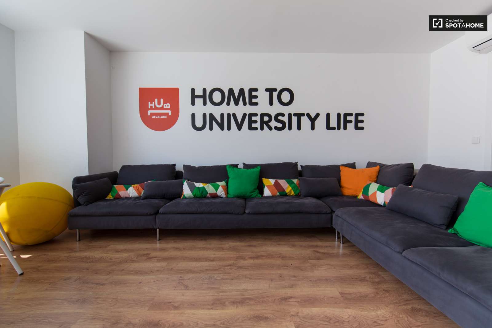 Double bed in En-suite rooms for rent in large residence in Alvalade