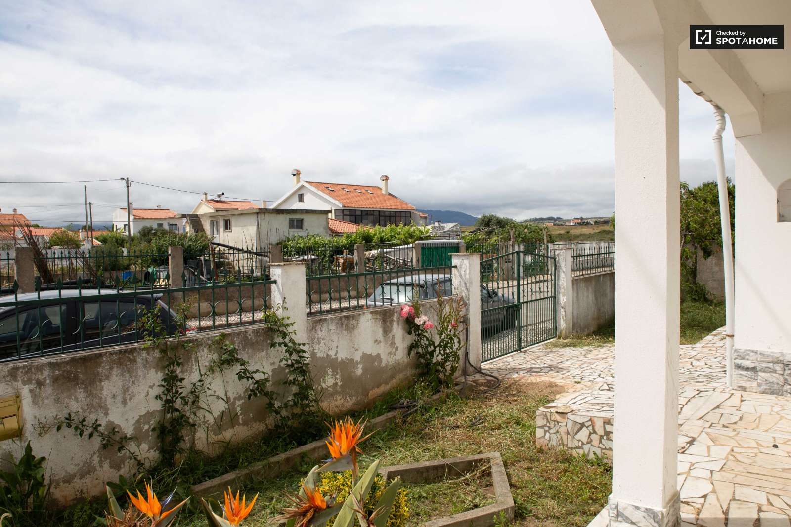 Double bed in Spacious rooms for rent in 5-bedroom house in Sao Domingos de Rana