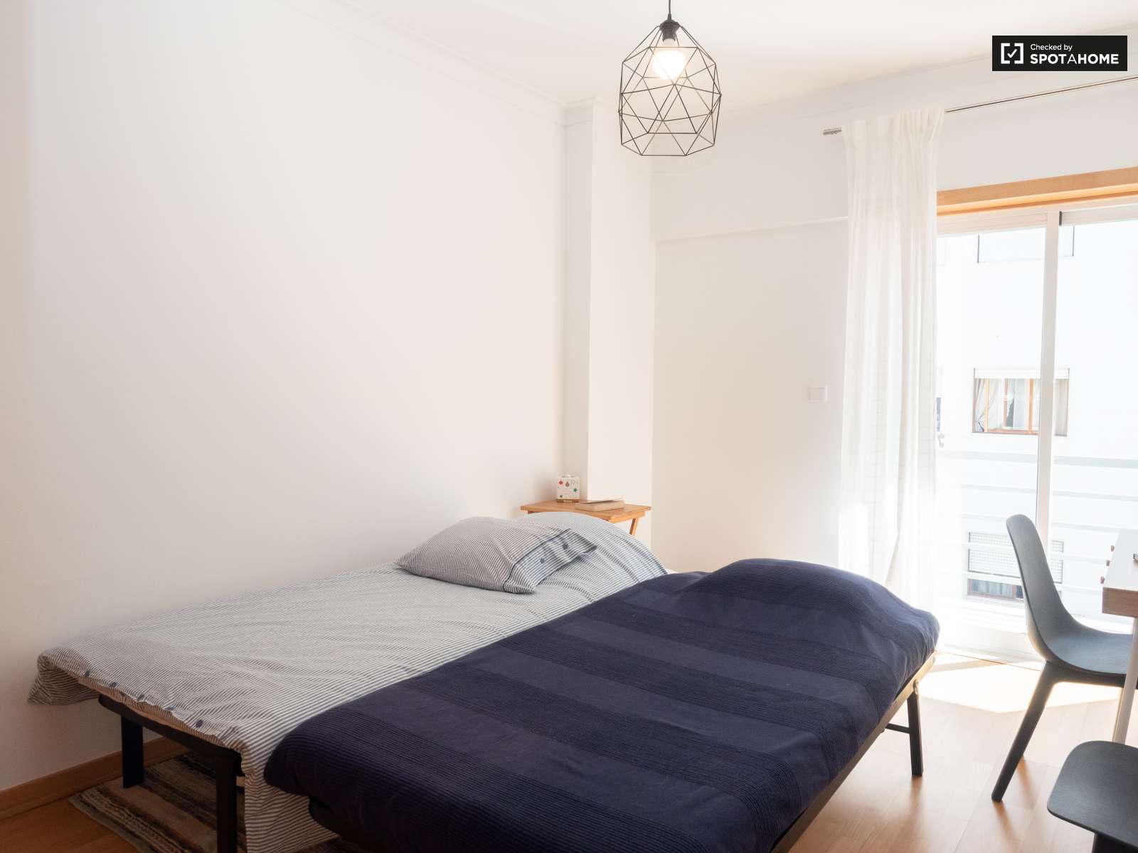 Single Bed in Sunny rooms for rent in flatshare near beach in Costa da Caparica