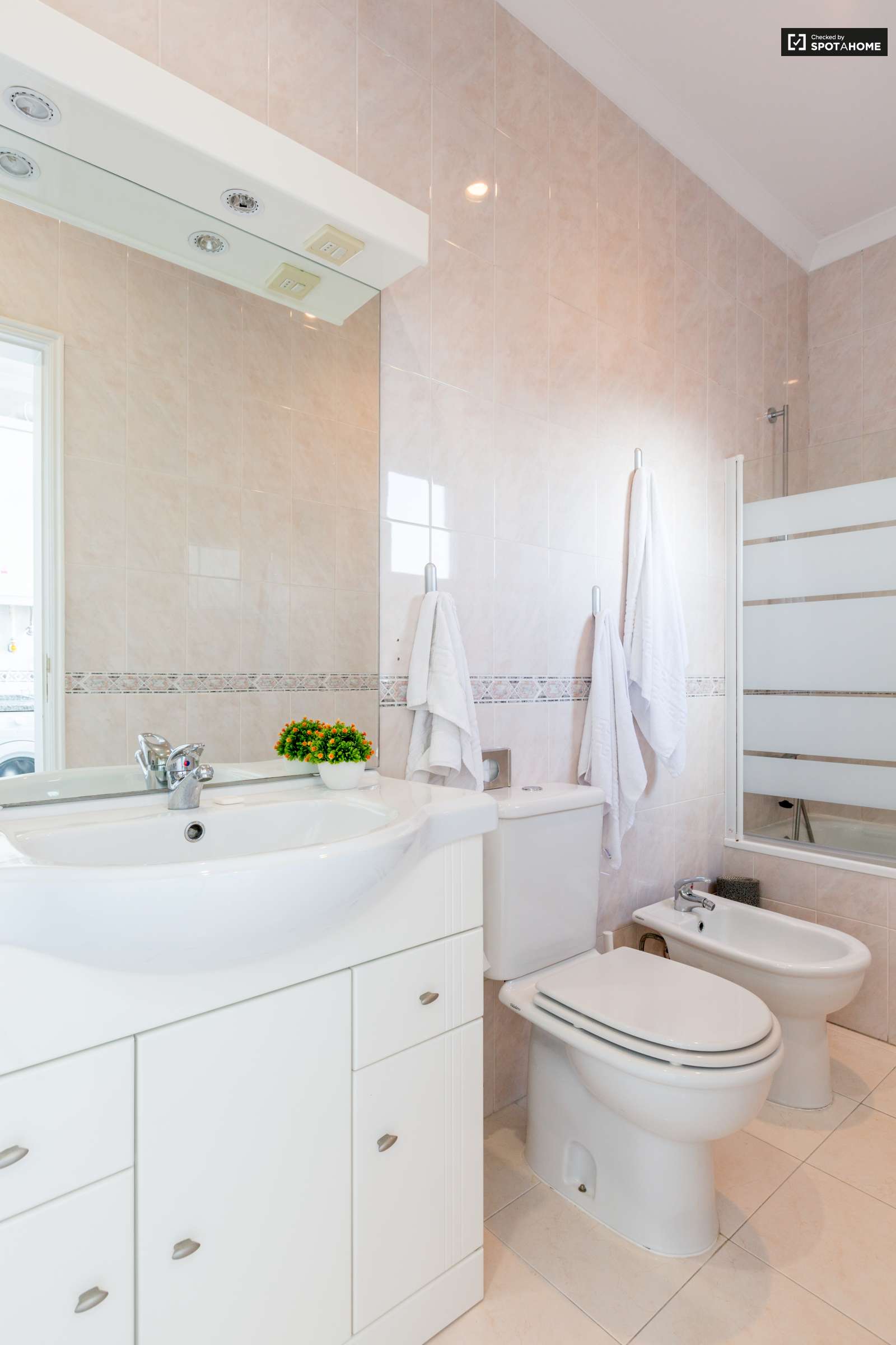 Renovated 2-bedroom apartment for rent in Avenidas Novas