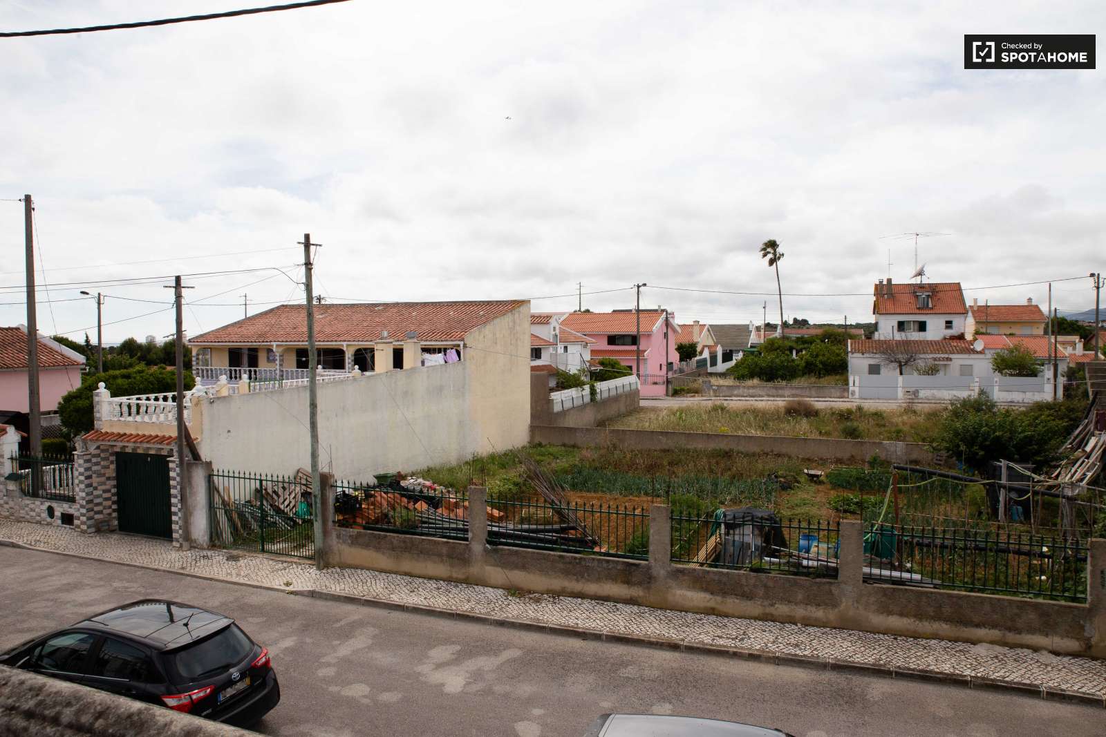 Double bed in Spacious rooms for rent in 5-bedroom house in Sao Domingos de Rana