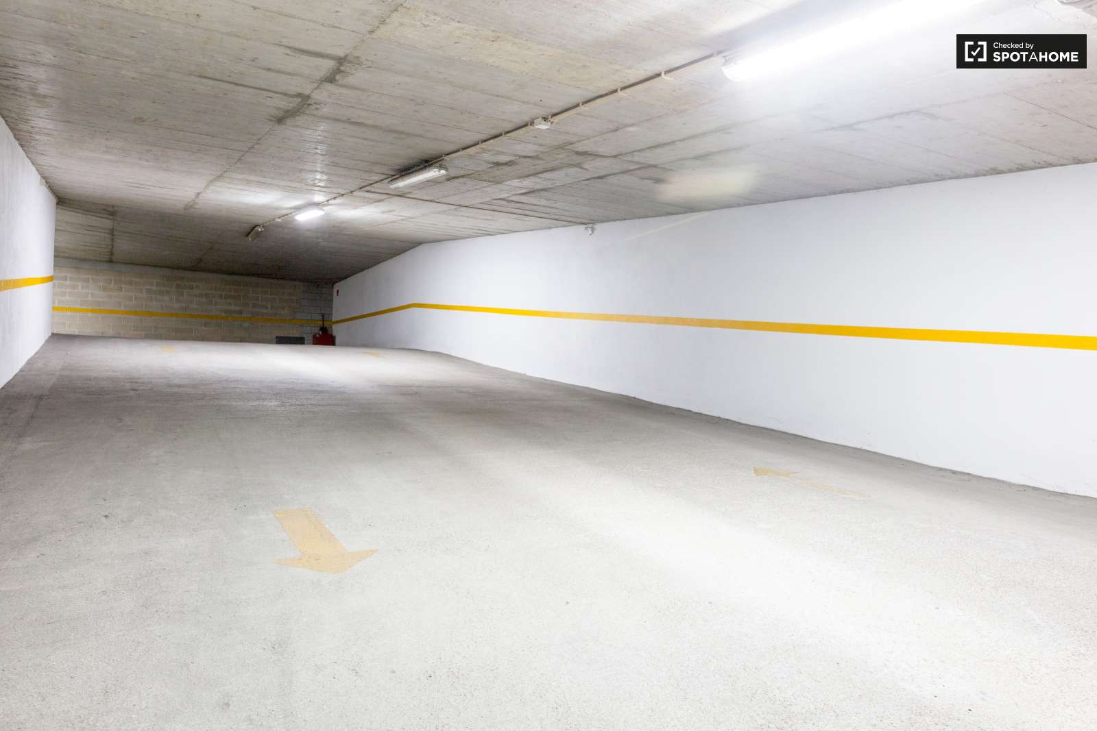 Delightful 1-bedroom apartment with parking garage for rent in Graça e São Vicente