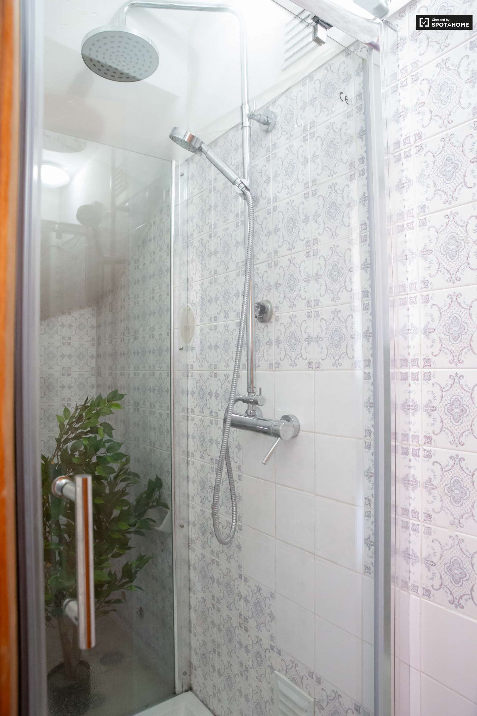 Double bed in Rooms for rent in charming 5-bedroom house in Estoril