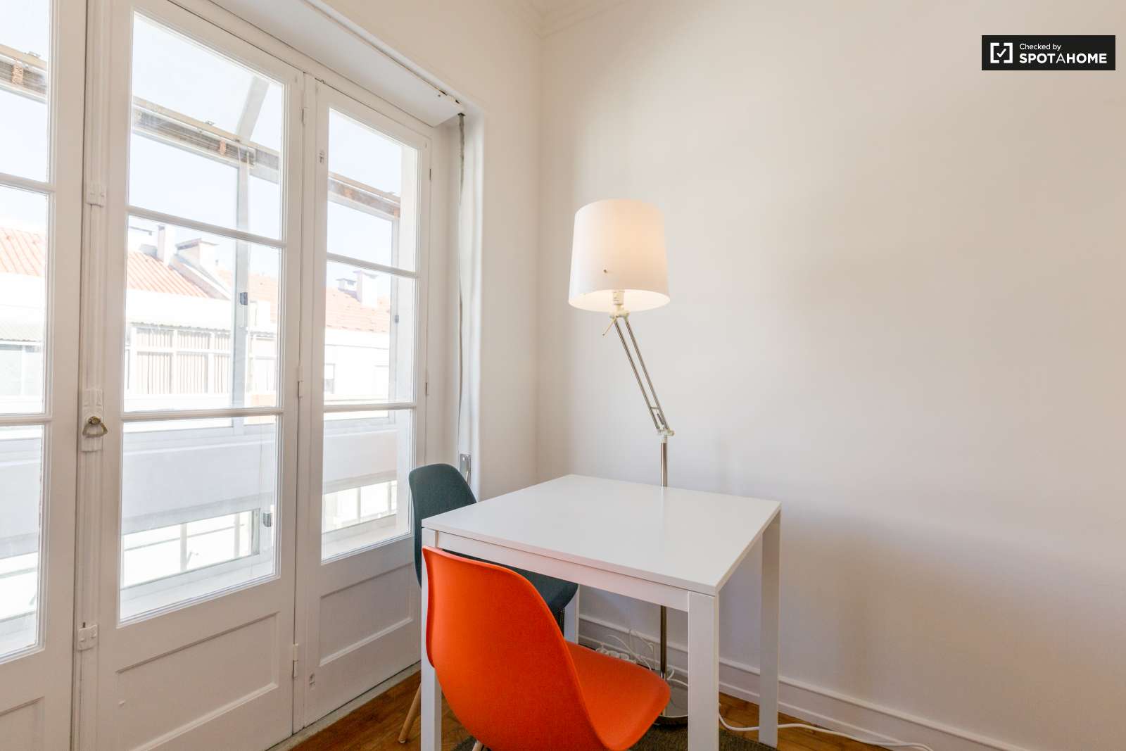 ROOM NEXT TO THE BEACH, CAPARICA, LISBON