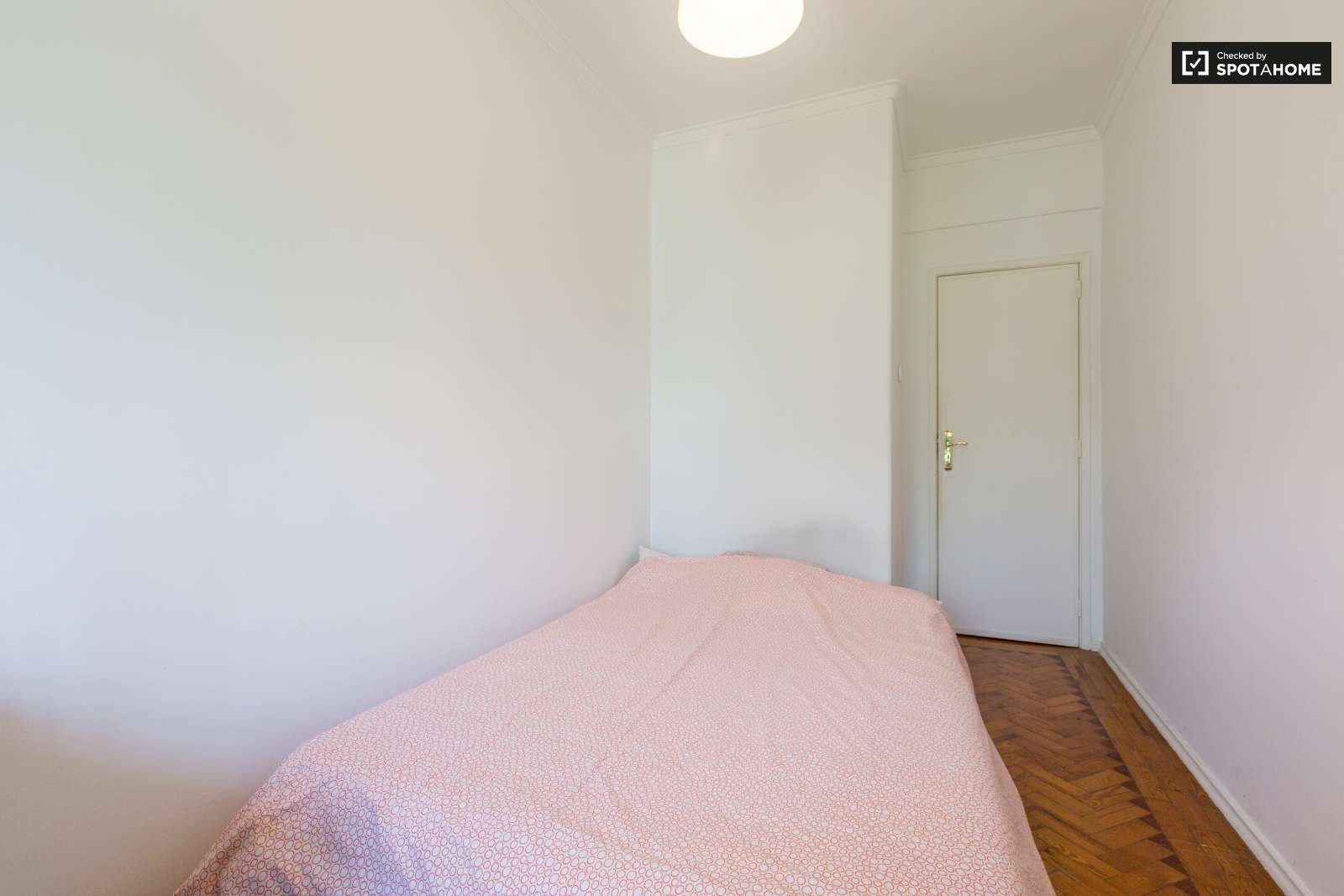 Double bed in Rooms for rent in lovely 3-bedroom apartment in Benfica, Lisbon