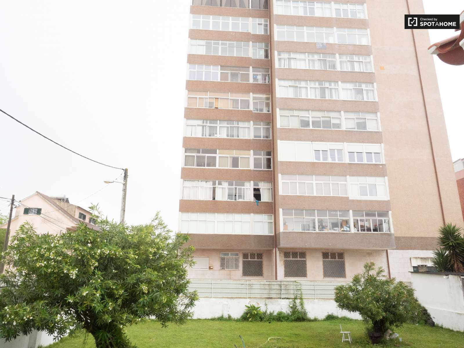 Double bed in Rooms to rent in spacious 6-bedroom house in Caparica, Lisbon