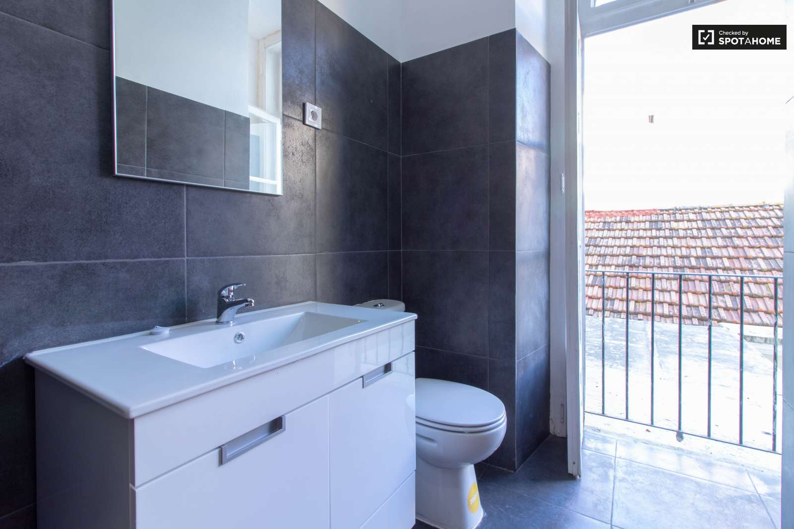 Single Bed in Rooms to rent in 8-bedroom apartment near Instituto Superior Técnico in Arroios