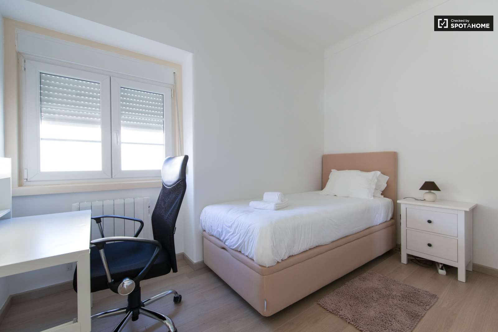 Large and Sunny Room for Rent in Olaias, Lisbon