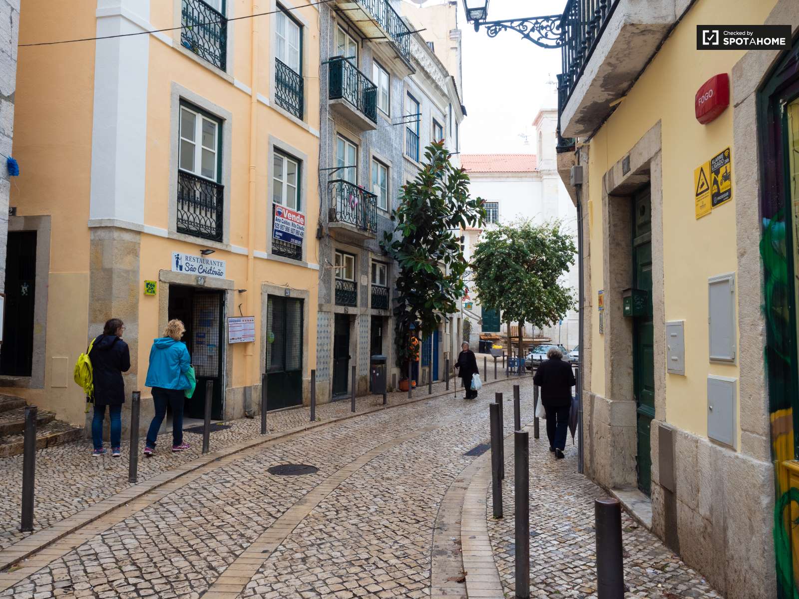 Single Bed in Rooms for rent in 3-bedroom apartment in Santa Maria Maior