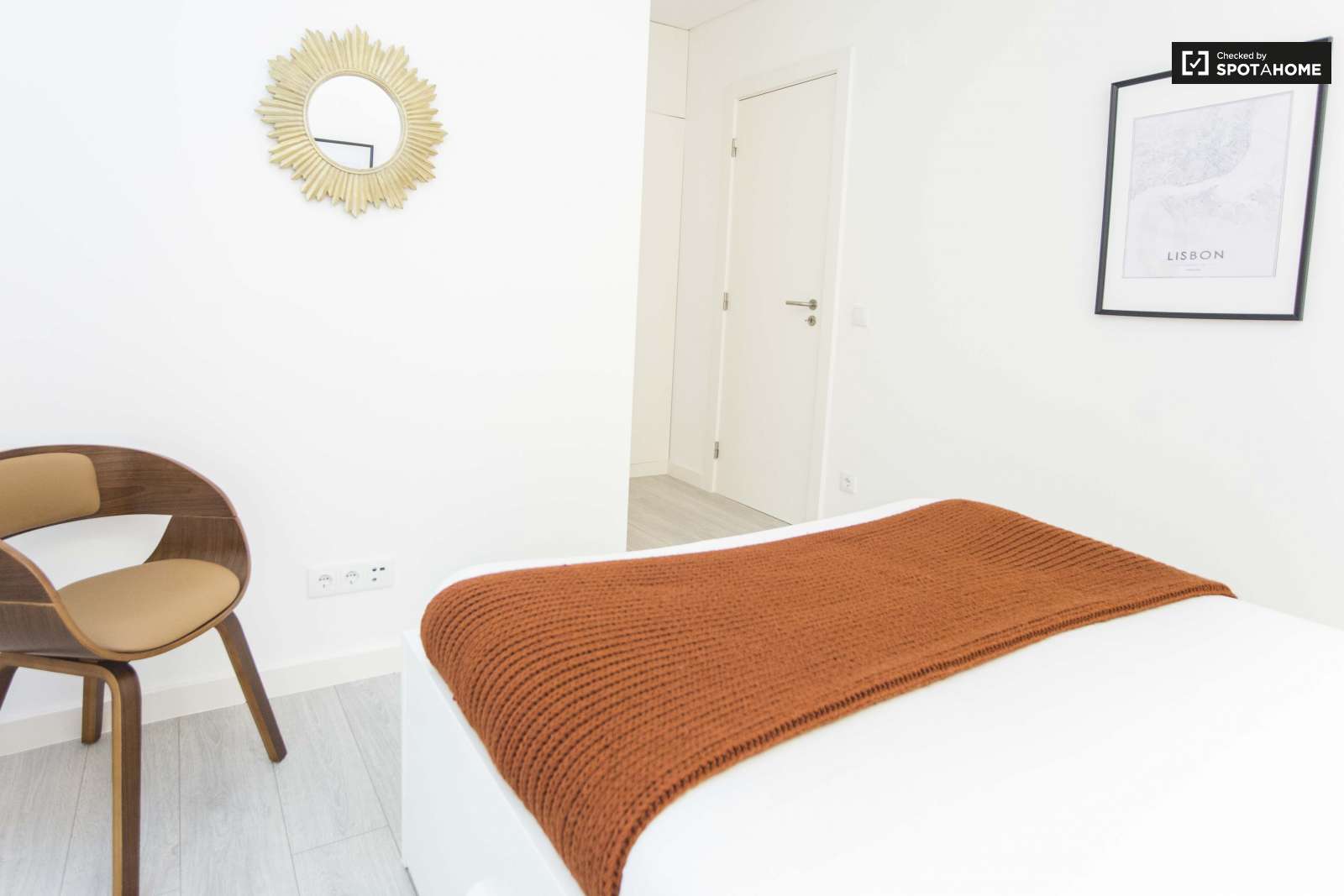 Chic 3-bedroom apartment for rent close to Feira da Ladra in Penha de França