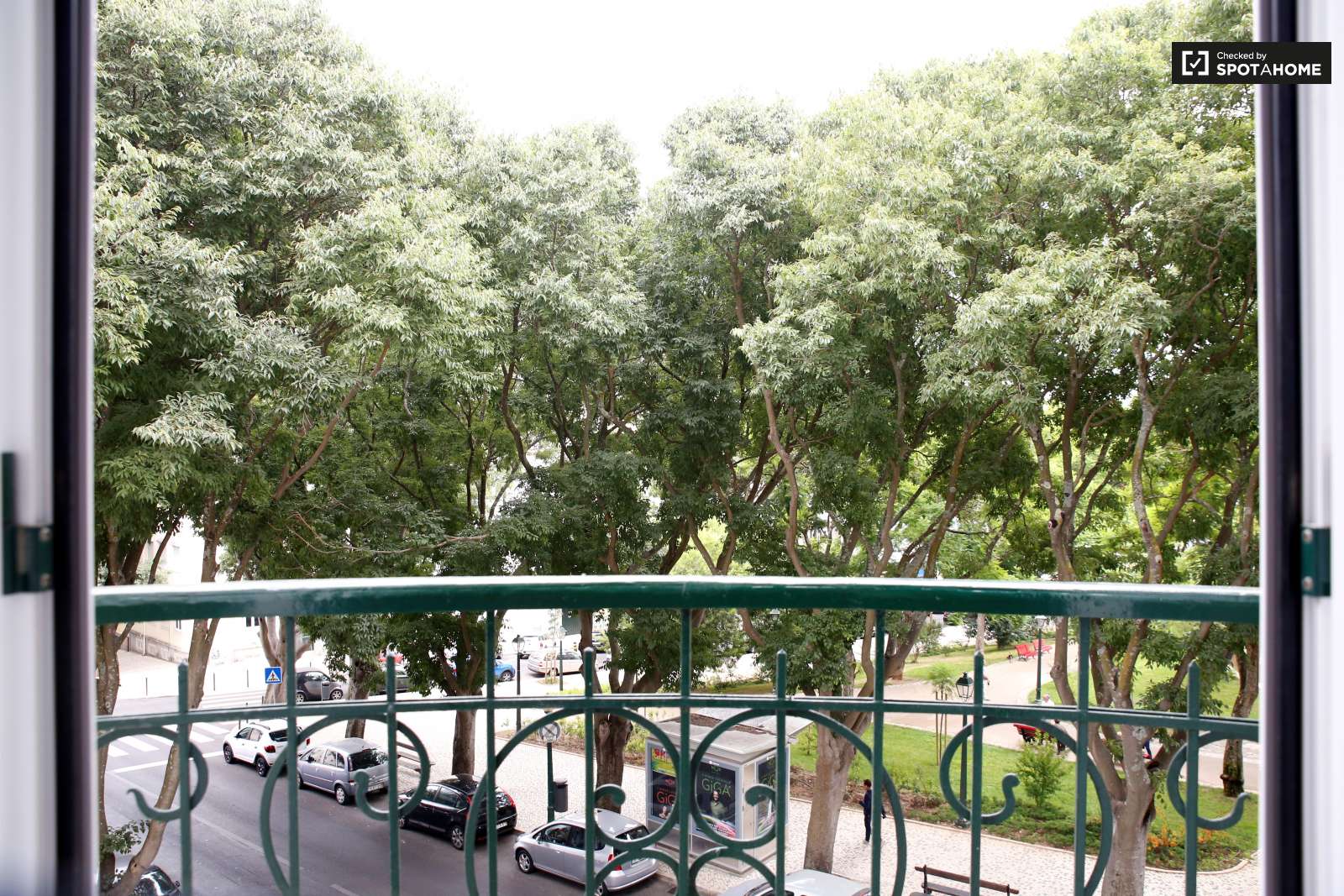 Double bed in Charming rooms for rent in modern 4-bedroom apartment in Alcântara