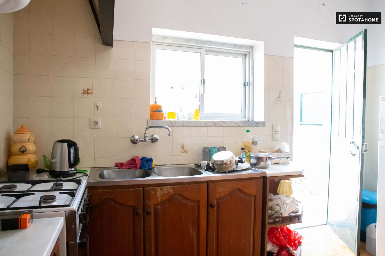 Double bed in Spacious rooms for rent in 5-bedroom house in Sao Domingos de Rana