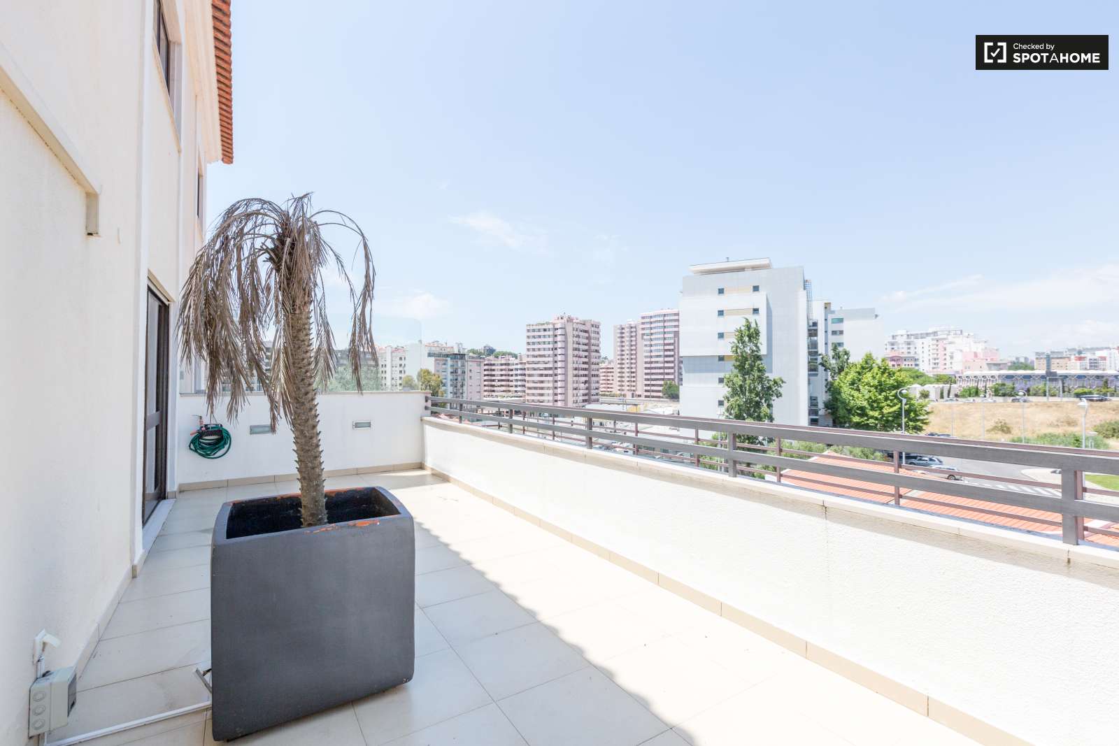 2-bedroom apartment with balcony for rent in São Domingos de Benfica