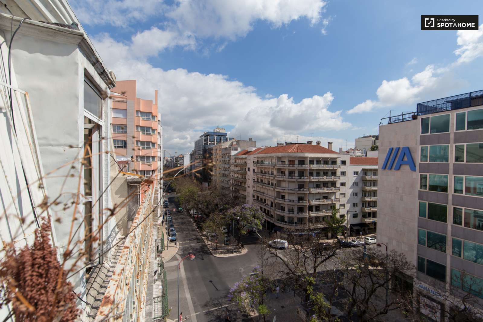 Large and Sunny Room for Rent Condominium in Lisbon