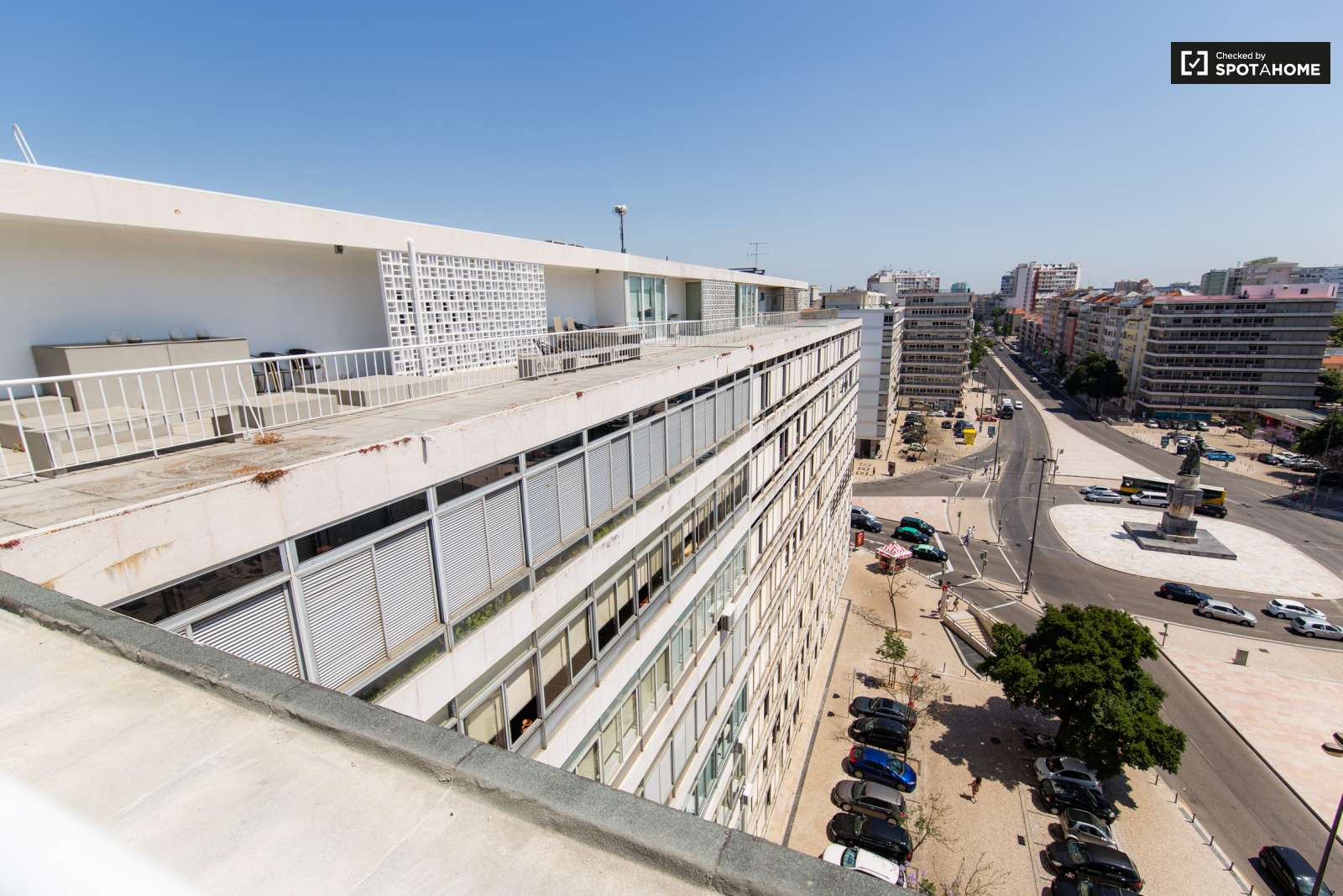 Double bed in En-suite rooms for rent in large residence in Alvalade