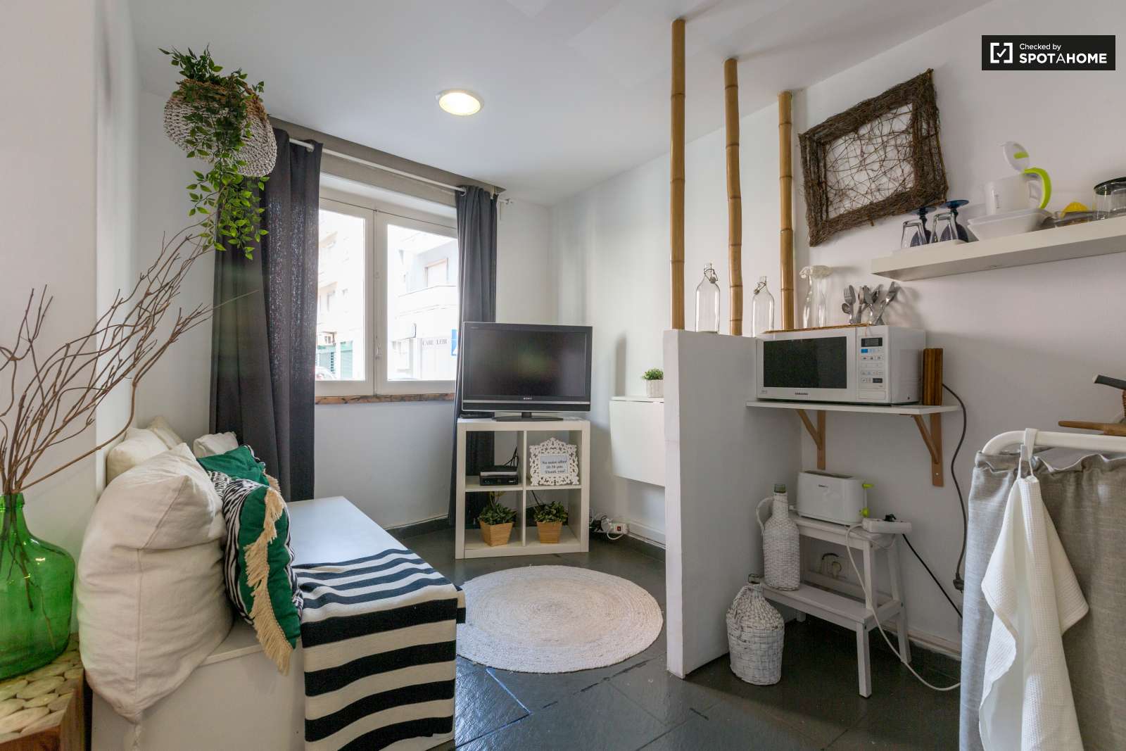 Beauty and Sunny Apartment For Rent In Lisbon
