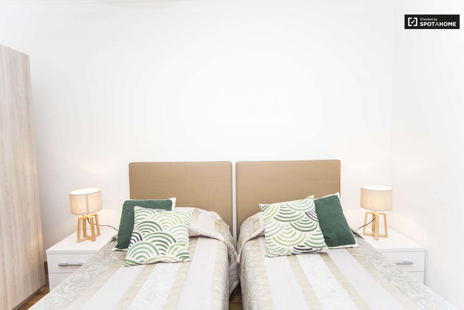 Twin Beds in Sunny rooms for rent in 4-bedroom apartment near school of engineering in Arroios