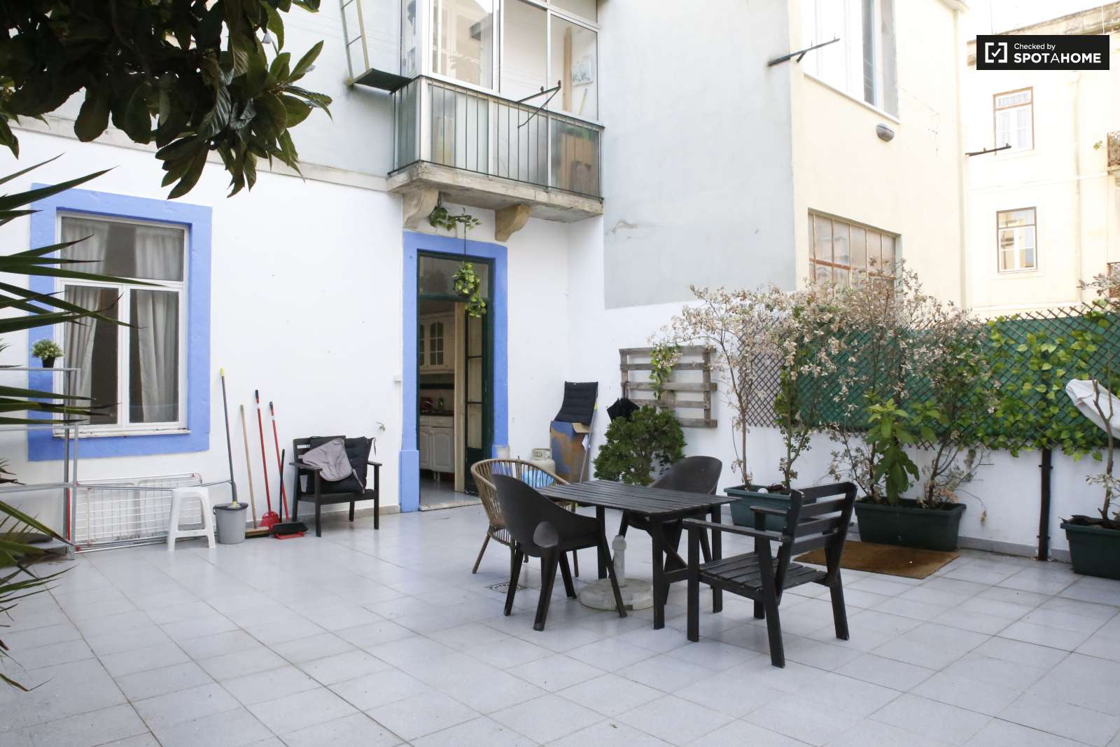 Excellent 3-bedroom apartment for rent near Feira da Ladra in Graça