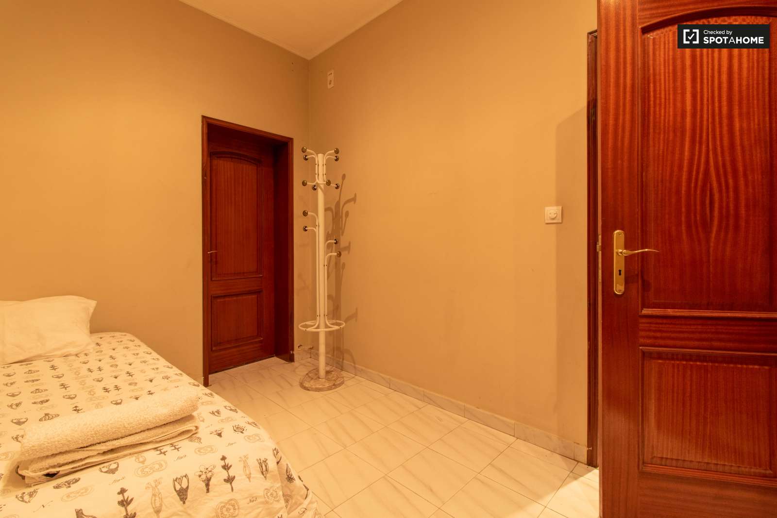 Spacious 2-bedroom apartment for rent in Arroios