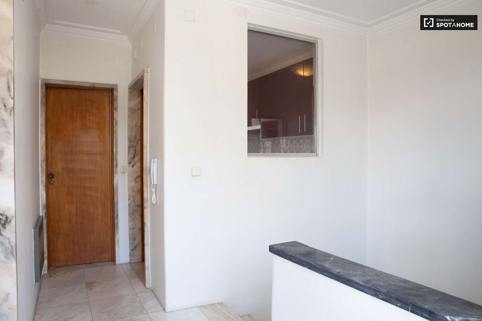 Double bed in Rooms for rent in charming 5-bedroom house in Estoril