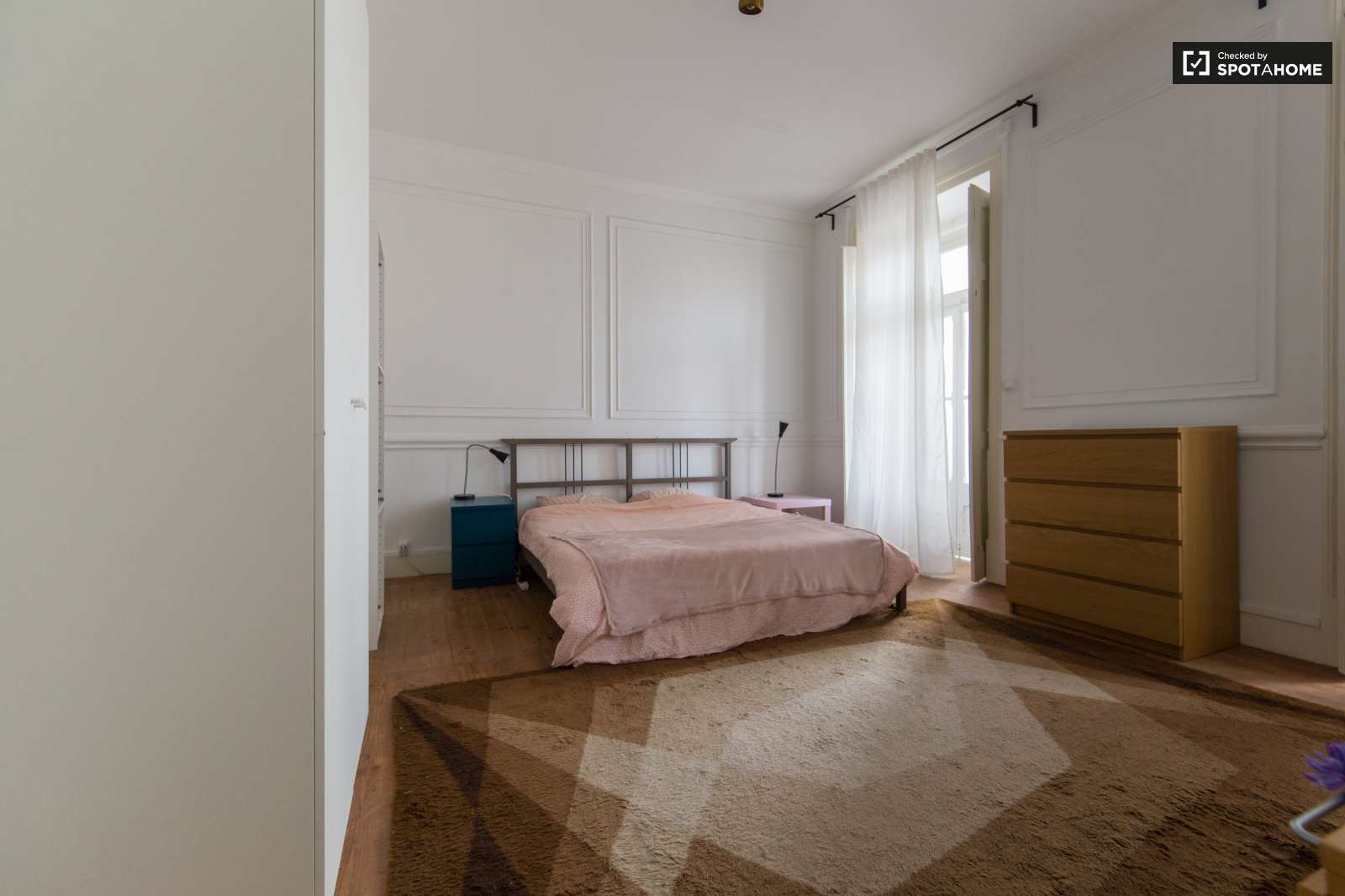 Double bed in Rooms for rent in modern 7-bedroom apartment in Avenidas Novas