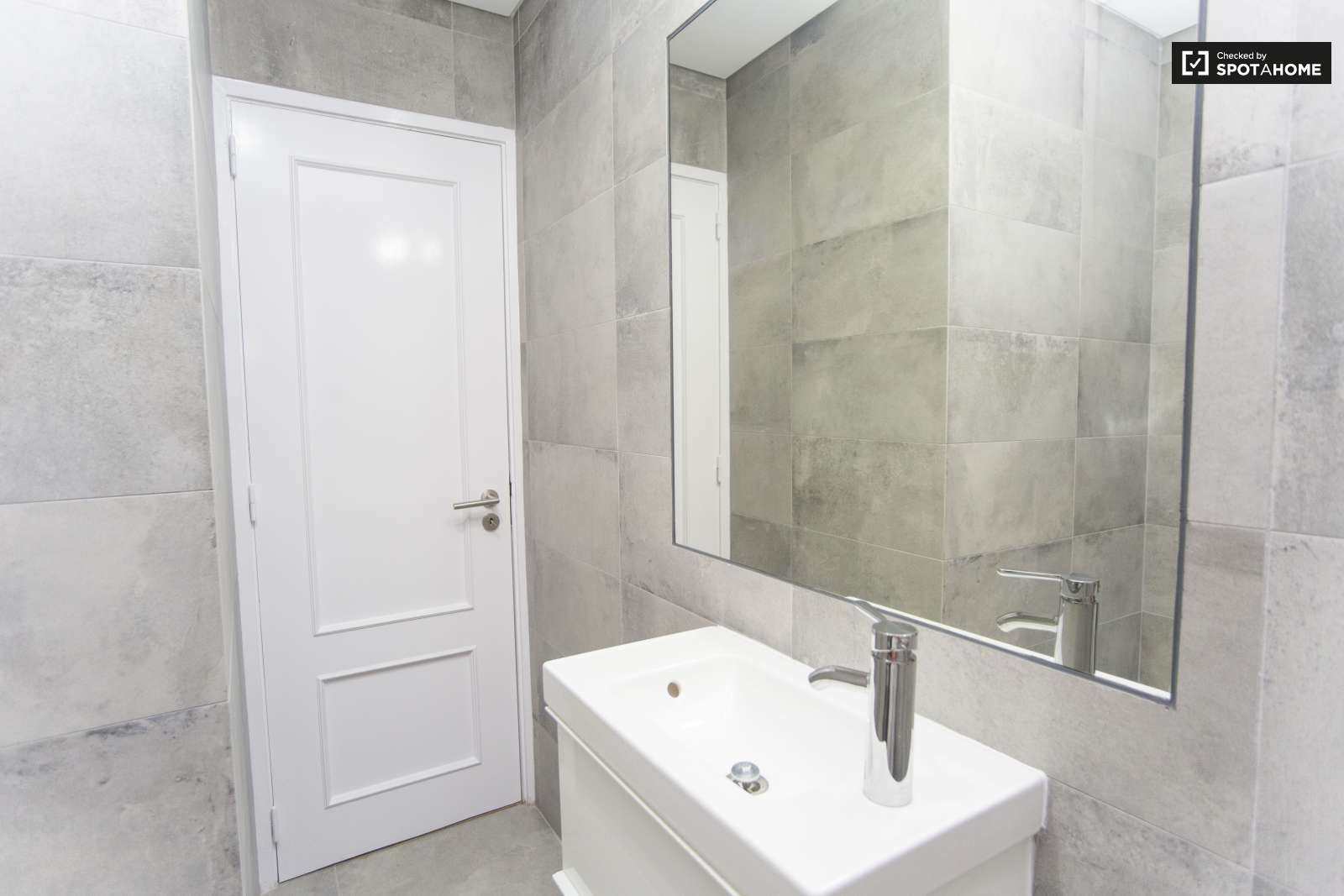 Single Bed in Bright rooms for rent in 4-bedroom apartment in Benfica