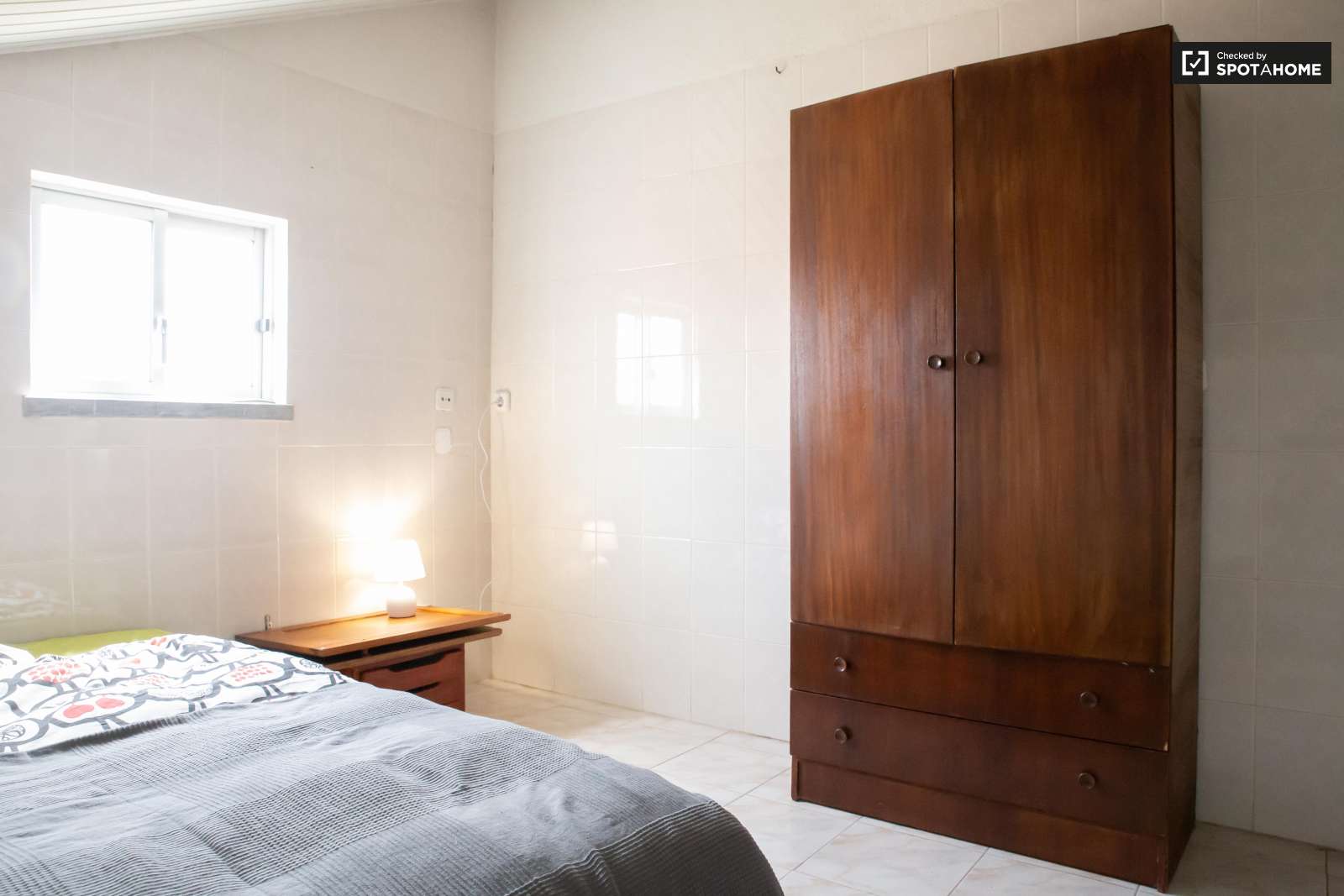 Double bed in Spacious rooms for rent in 5-bedroom house in Sao Domingos de Rana