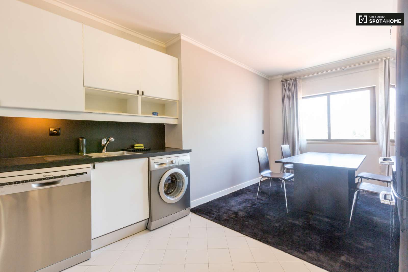 2-bedroom apartment with balcony for rent in São Domingos de Benfica