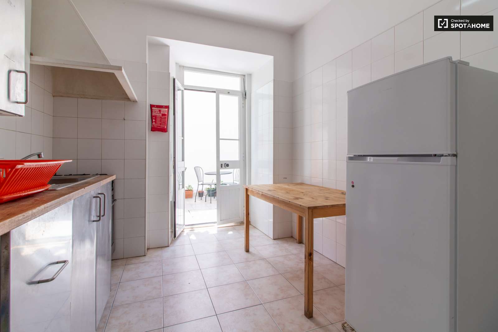 Double bed in Spacious rooms for rent in 6-bedroom apartment in Arroios