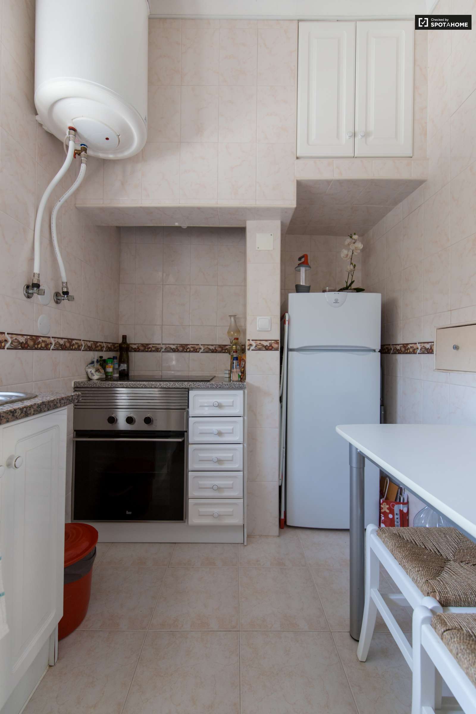 Large and Sunny Room for Rent in Olaias, Lisbon