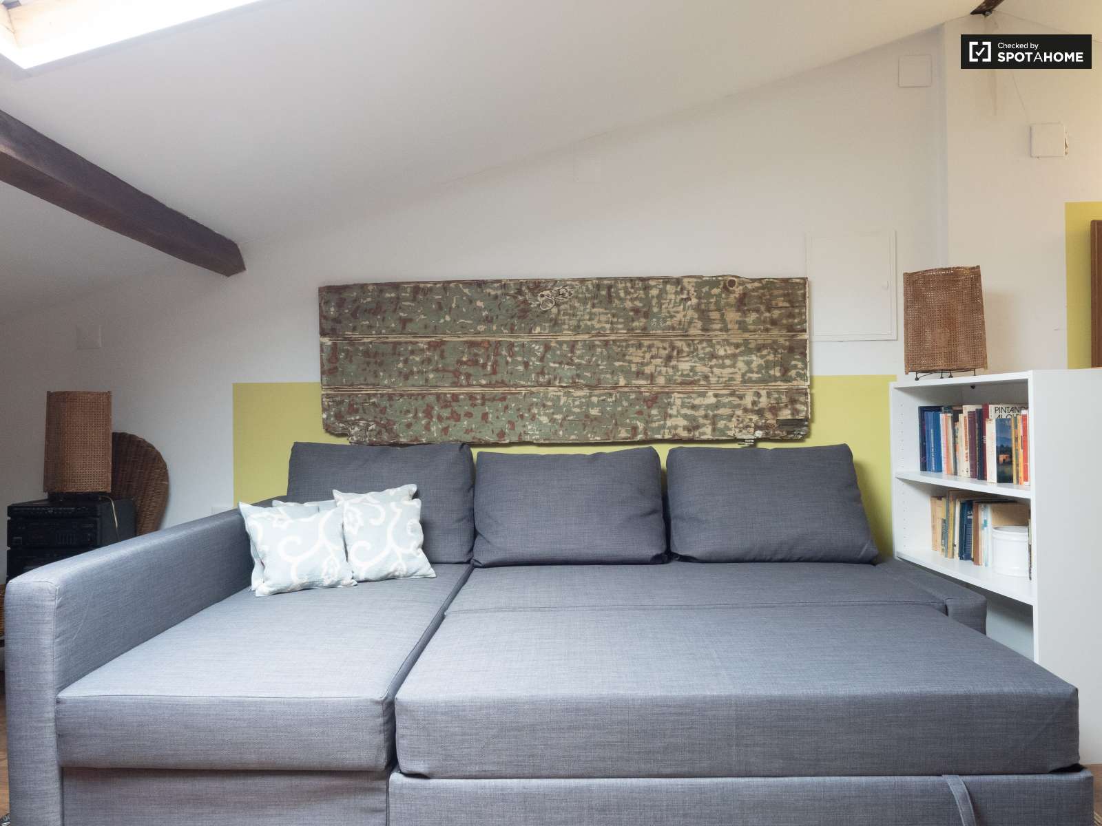 Chic 2-bedroom apartment for rent in Estrela