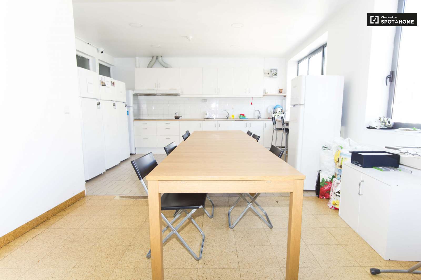 Single Bed in Furnished rooms for rent in super cool shared students residence in Avenidas Nova