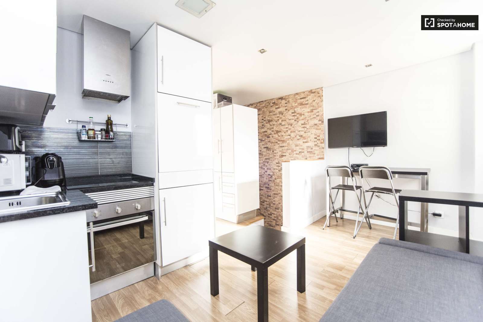 Well-furnished 1-bedroom apartment for rent in Estrela