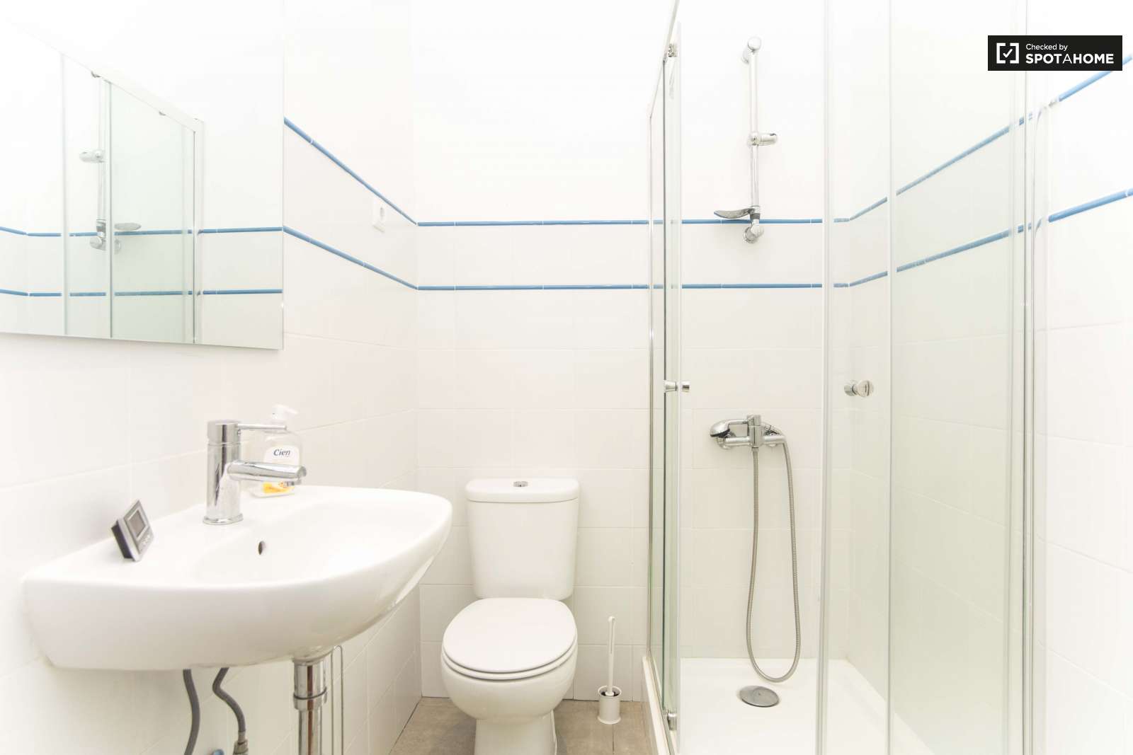 Double bed in Charming rooms for rent in modern 4-bedroom apartment in Alcântara