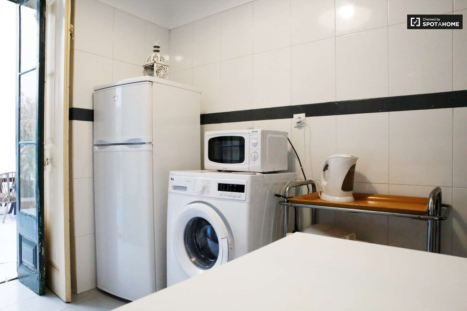 Excellent 3-bedroom apartment for rent near Feira da Ladra in Graça