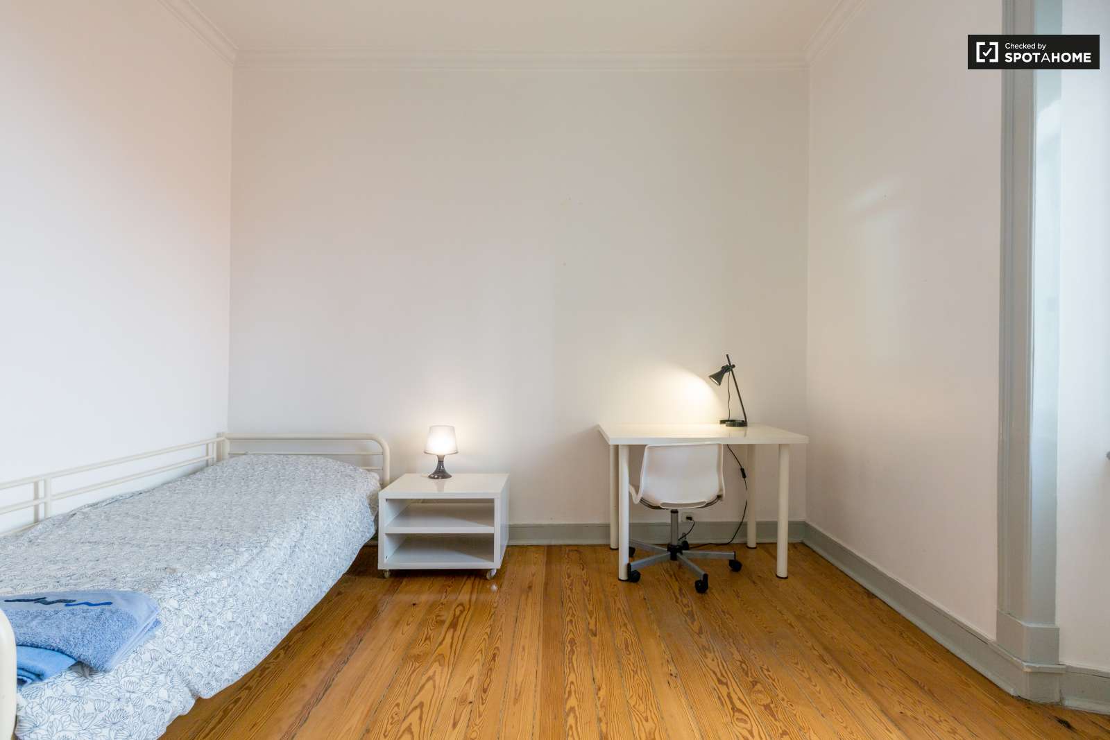 Quarto Centro Lisboa, em apartamento mobilado c/ garagem