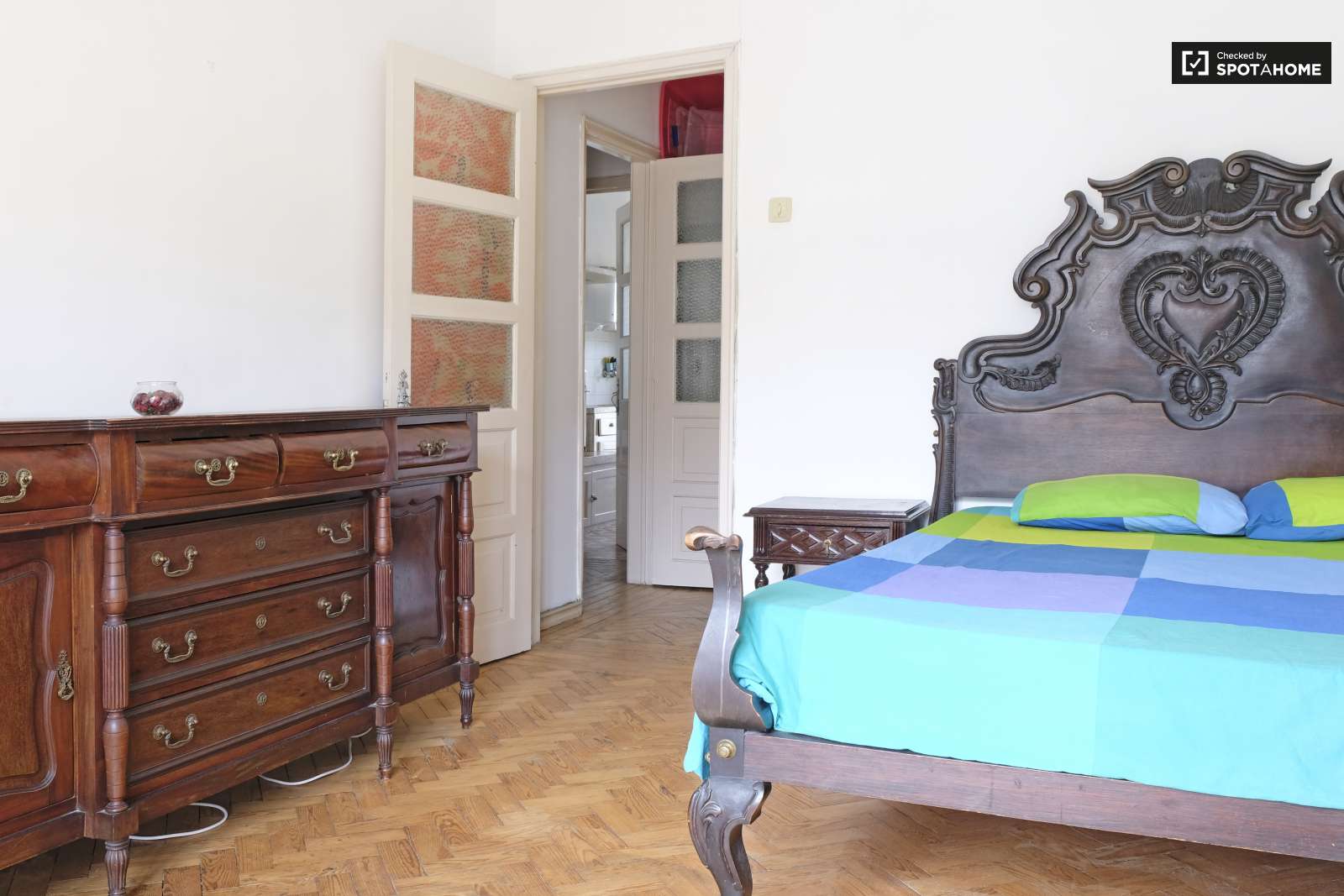 Double bed in Rooms for rent in sunny 4-bedroom apartment in Penha de França