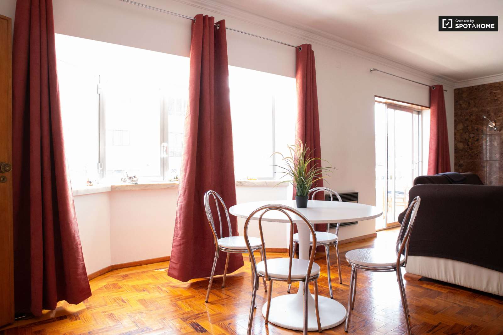 Double bed in Rooms for rent in charming 5-bedroom house in Estoril