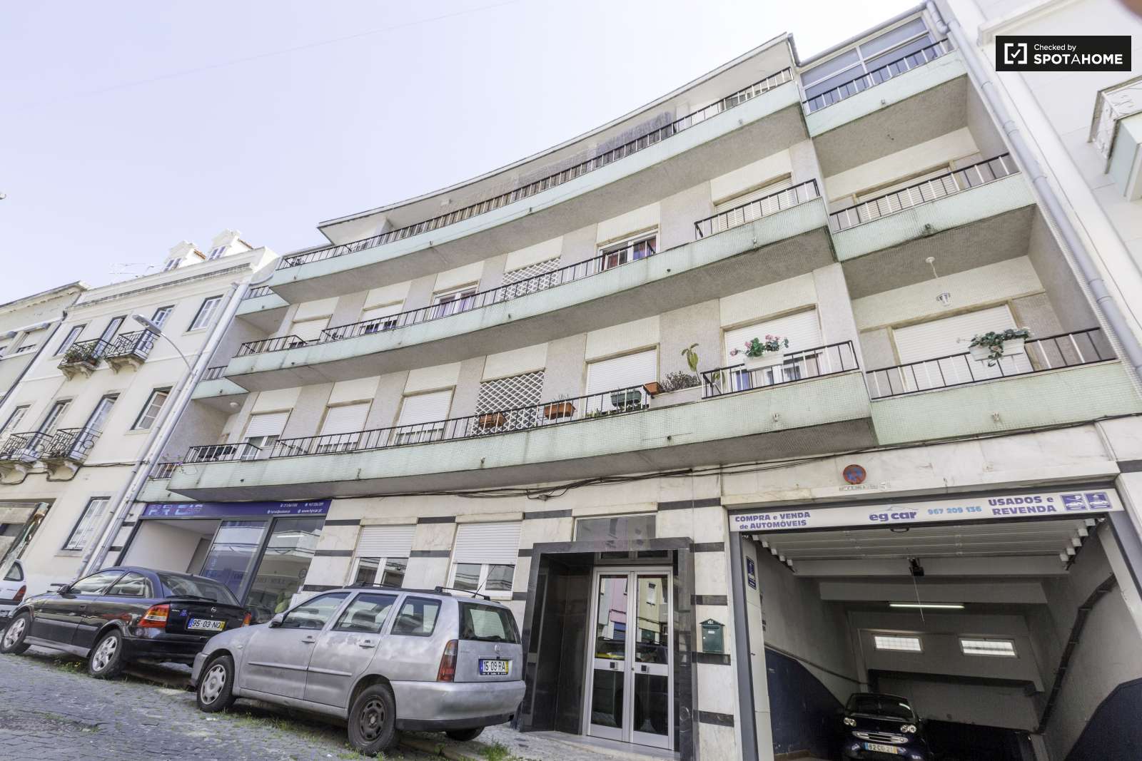 Beauty and Sunny Apartment For Rent In Lisbon