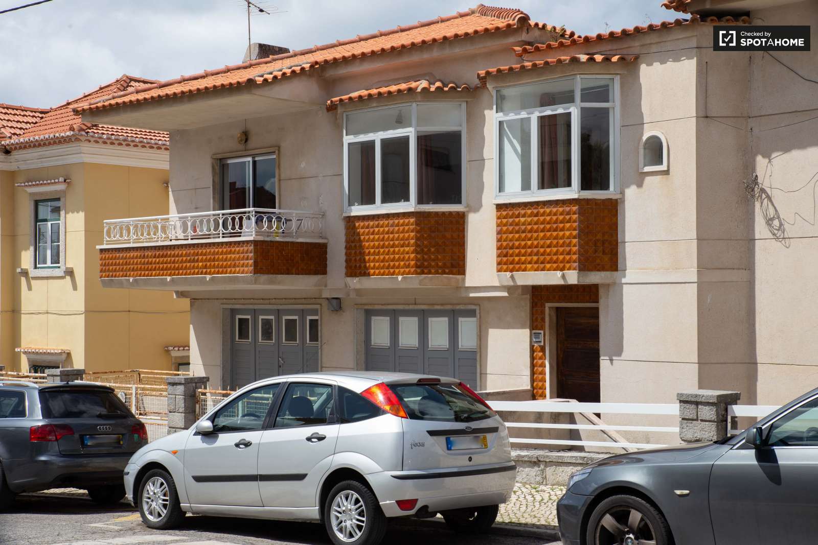 Double bed in Rooms for rent in charming 5-bedroom house in Estoril