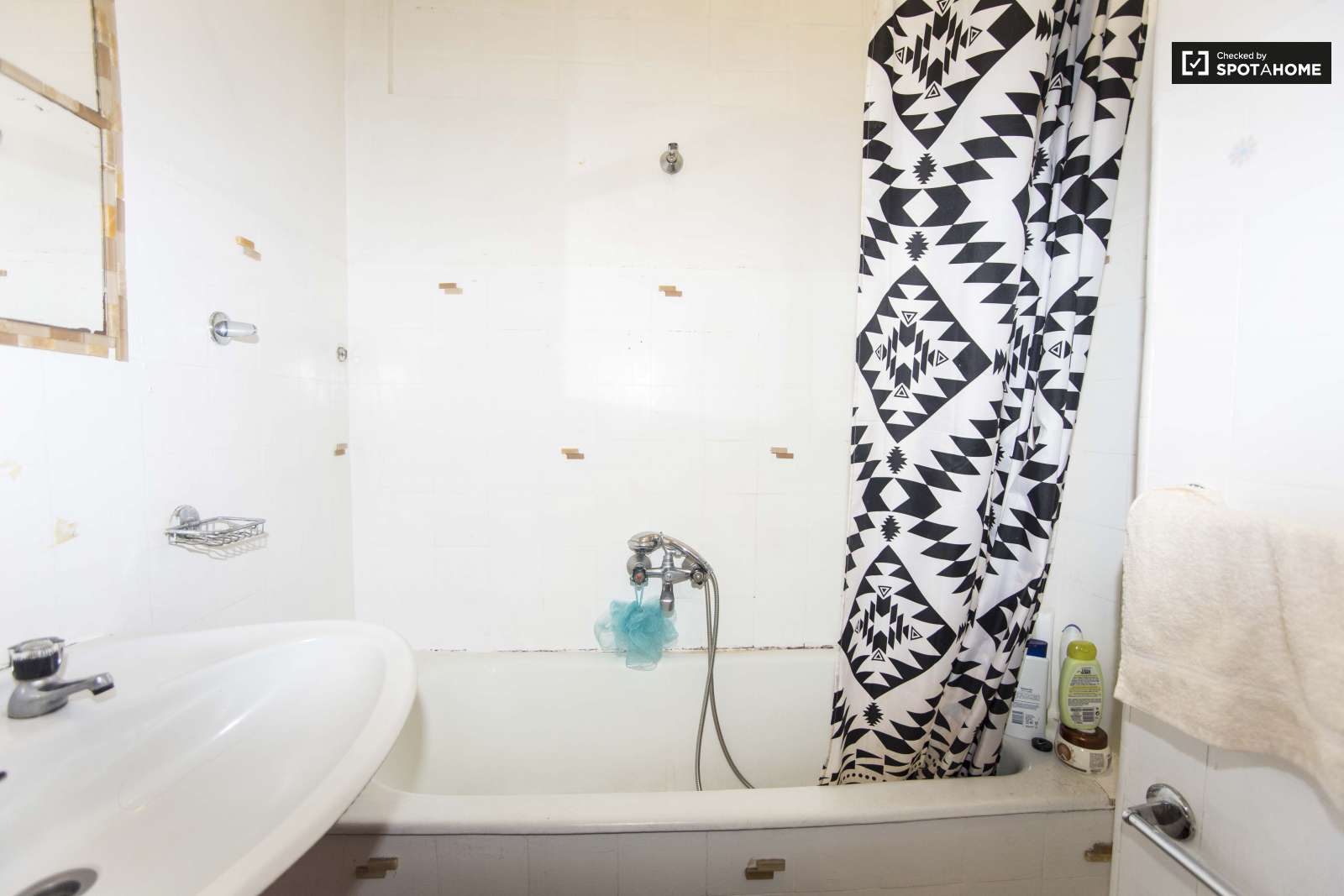 New Large sunny room central Lisbon 1km IST