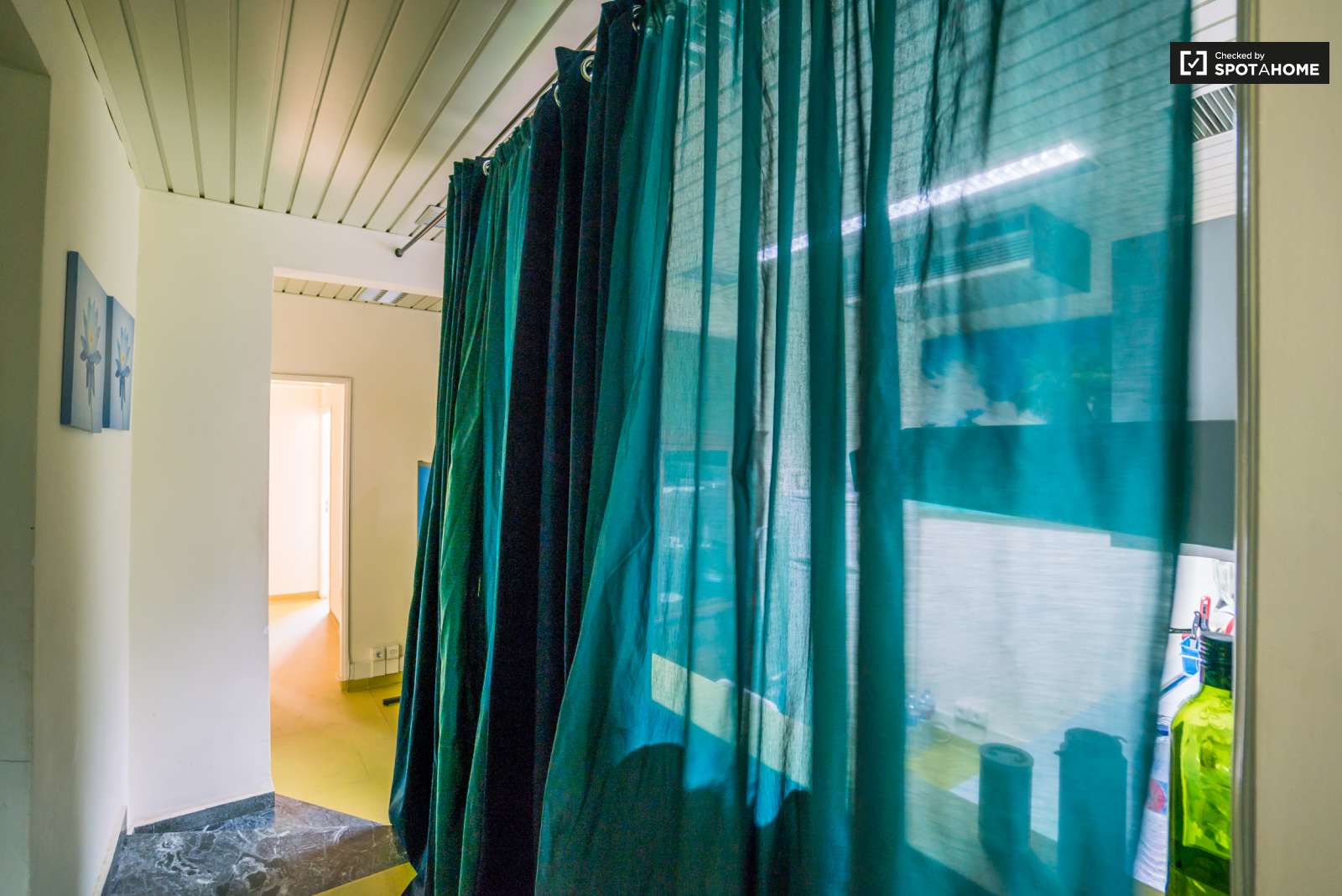 Double bed in Cozy rooms for rent in flatshare in Campo de Ourique