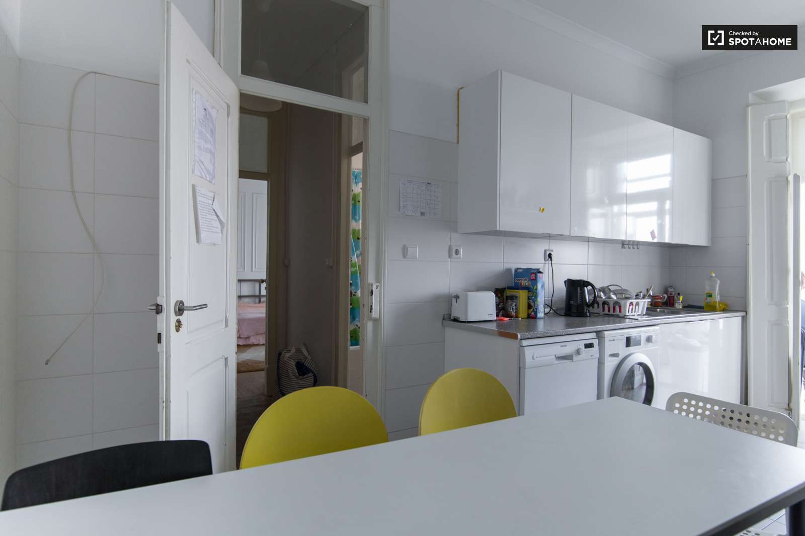 Double bed in Rooms for rent in modern 7-bedroom apartment in Avenidas Novas