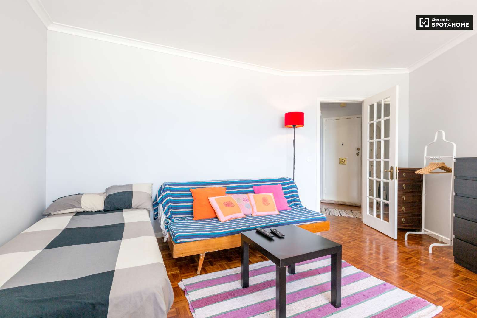 Single Bed in Room for rent in bright 2-bedroom apartment in São Jõao