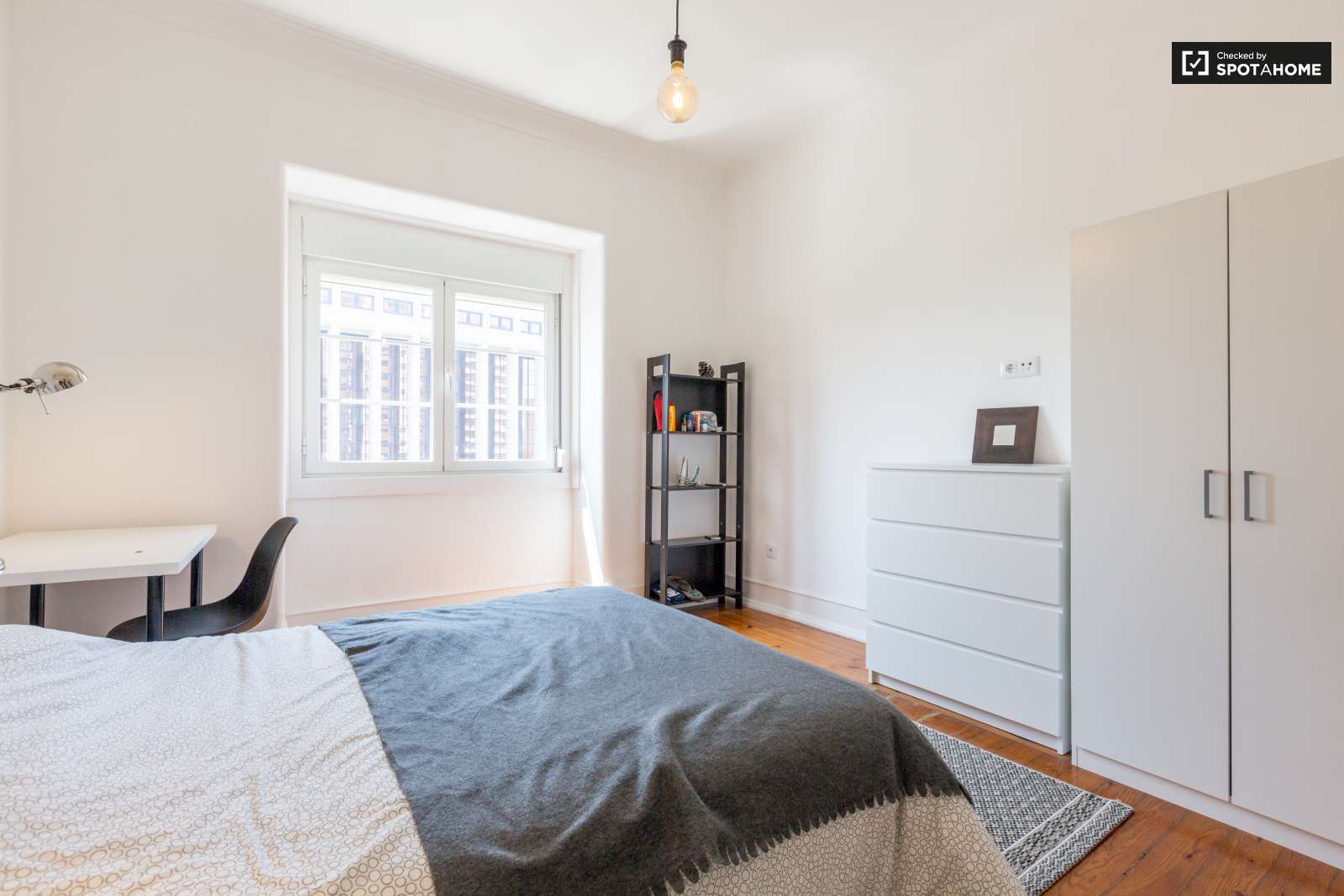 Double bed in Rooms for rent in beautiful 6-bedroom apartment near Roma-Areeiro train station