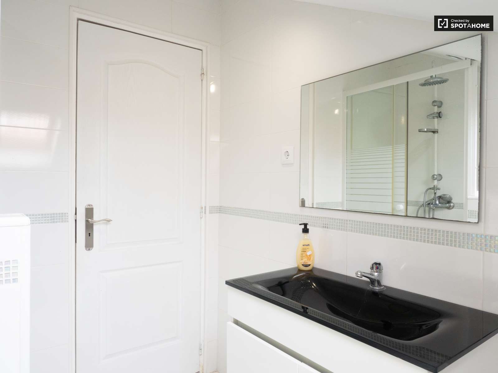 Double bed in Rooms to rent in spacious 6-bedroom house in Caparica, Lisbon